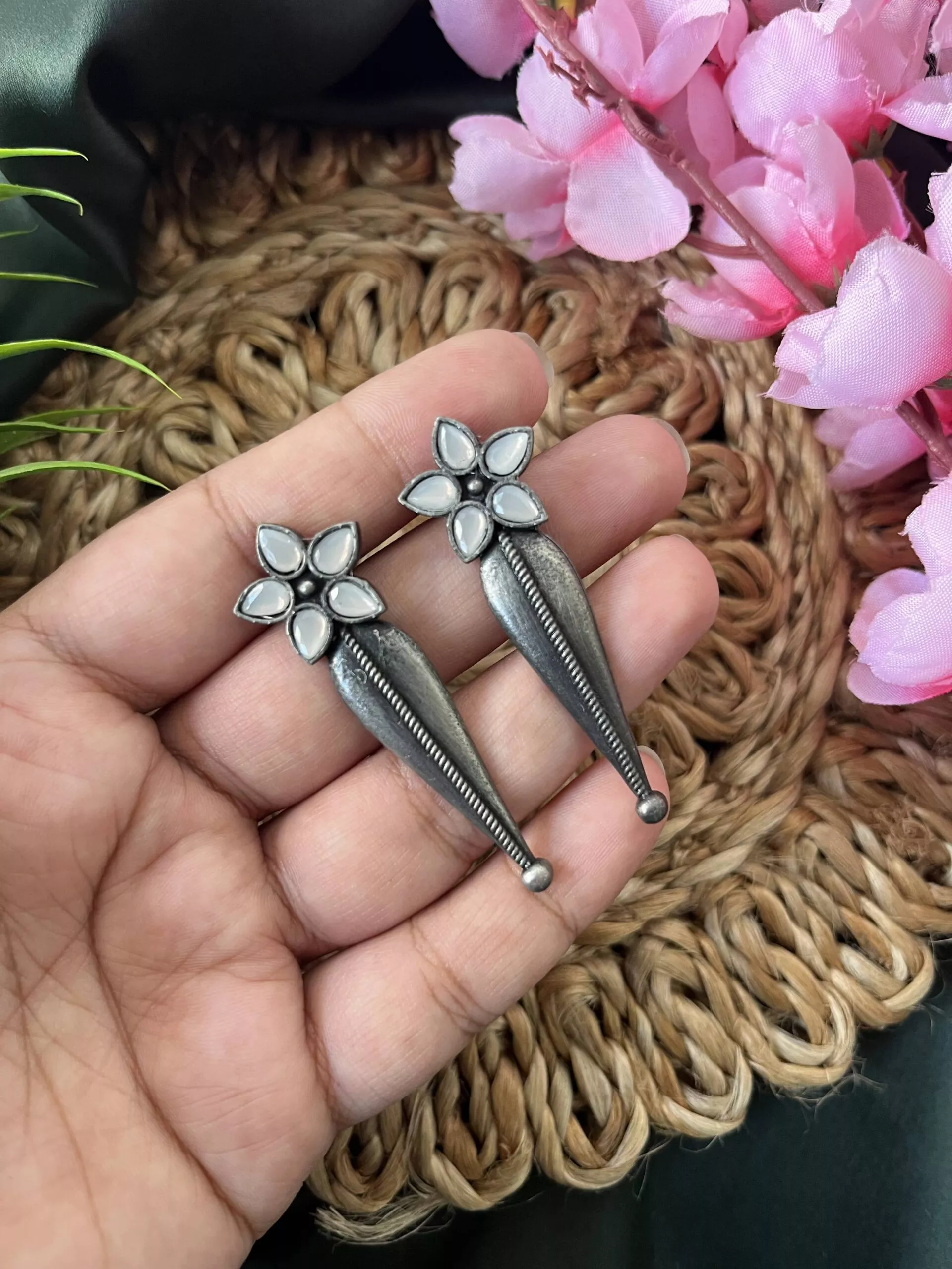 Aaita earrings white Aaita earrings white